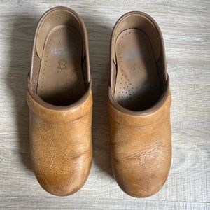 Dansko Leather Professional Clogs / Distressed Honey / size 37
